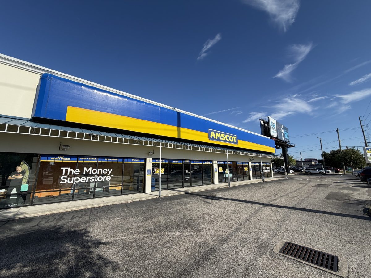 Himes and Columbus Retail – Hard Corner Lighted Intersection